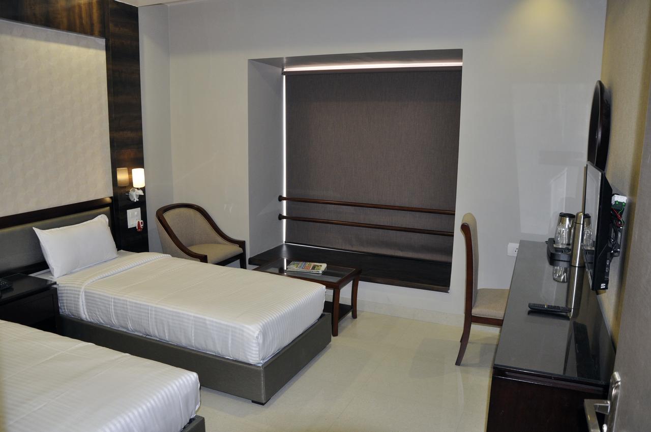 Hotel Dolphin Sambalpur Buitenkant foto