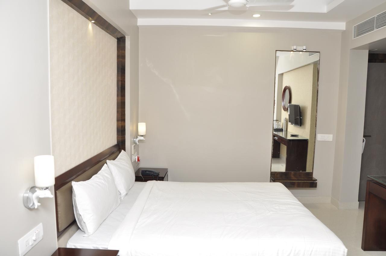 Hotel Dolphin Sambalpur Buitenkant foto