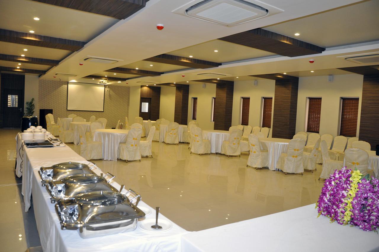 Hotel Dolphin Sambalpur Buitenkant foto
