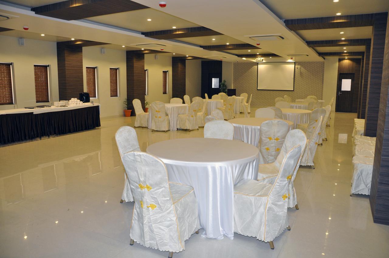 Hotel Dolphin Sambalpur Buitenkant foto