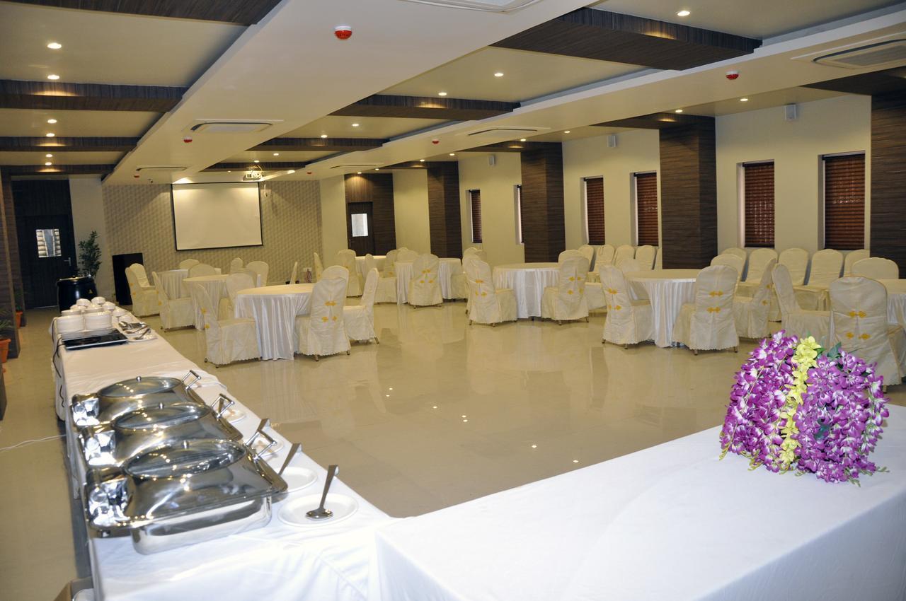 Hotel Dolphin Sambalpur Buitenkant foto