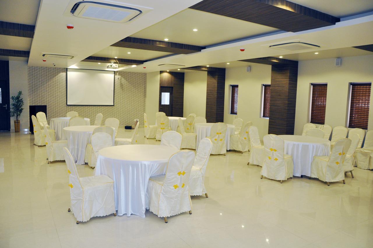 Hotel Dolphin Sambalpur Buitenkant foto